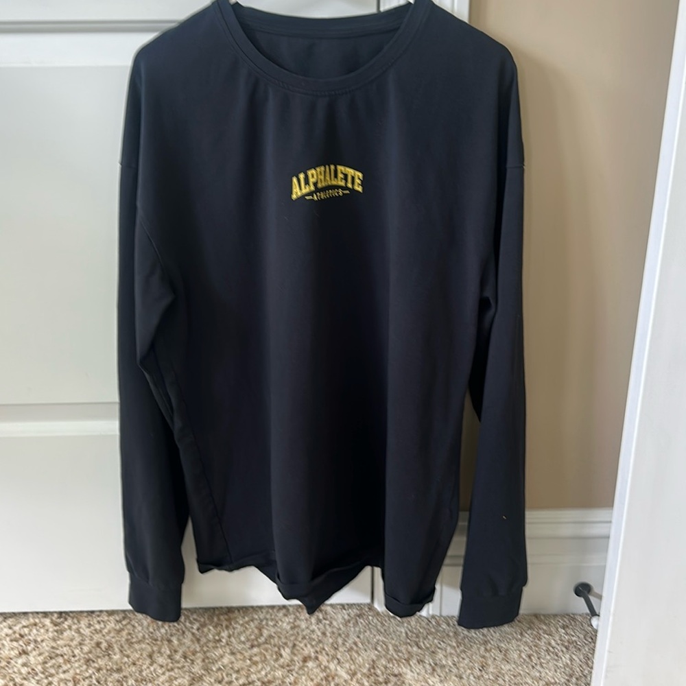 Alphalete men’s long sleeve tshirt.
